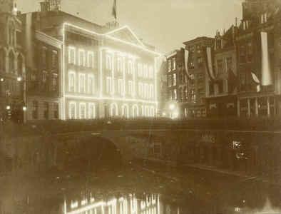 98337 Afbeelding van de illuminatie van het Stadhuis (Stadhuisbrug 1) te Utrecht ter gelegenheid van de geboorte van ...